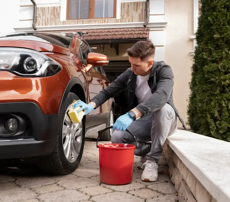 Lavage auto à domicile Rimplas : professionnel intervenant sur un véhicule